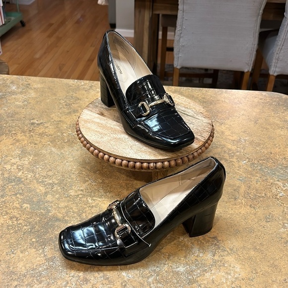 Liz Claiborne Shoes - Liz Claiborne Croc Embossed Black Heeled Loafers